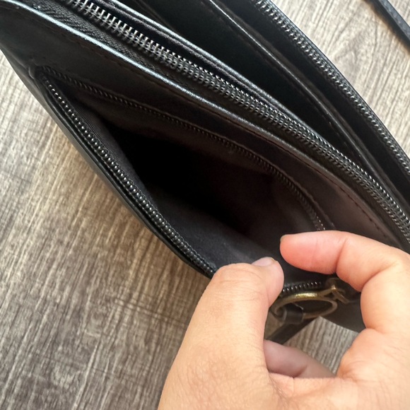 a.n.a black crossbody handbag - Picture 5 of 11